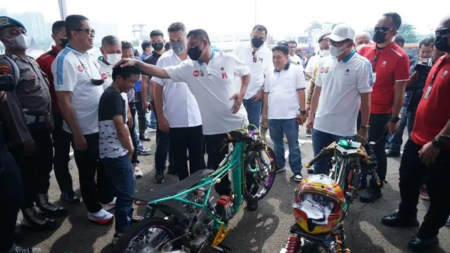 Kapolda Metro Jaya Irjen Pol Fadil Imran berinteraksi dengan peserta street race di Meikarta, Cikarang Selatan, Kabupaten Bekasi. (Istimewa)