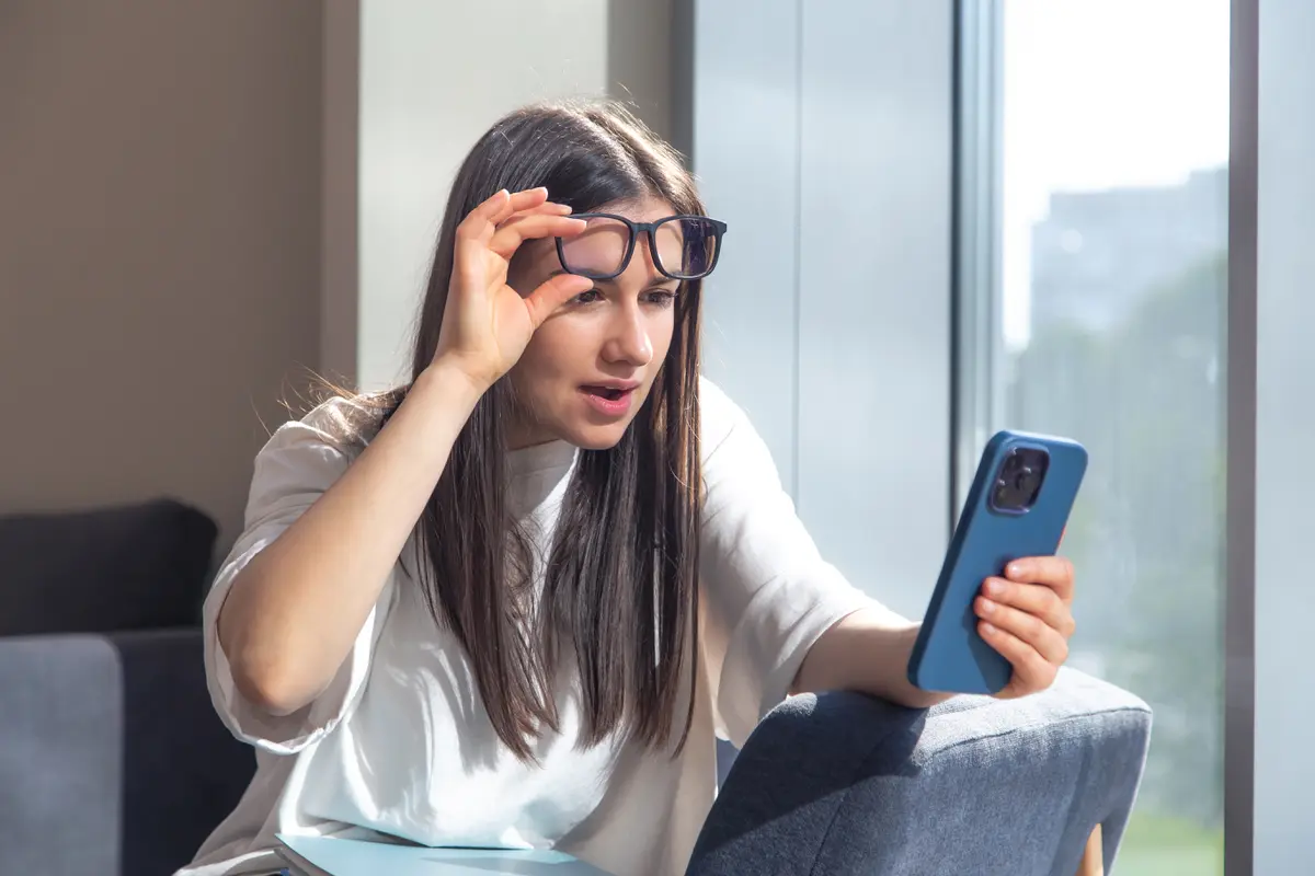 Perempuan Bermain Gadget
