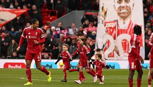 Anak-anak Diogo Jota ikut berjalan ke lapangan sebagai pendamping maskot pemain saat Liverpool versus Wolverhampton Wanderers pada laga pekan ke-18 Premier League di Stadion Anfield, Sabtu (27/12/2025) malam WIB. (AFP/Oli Scarff)