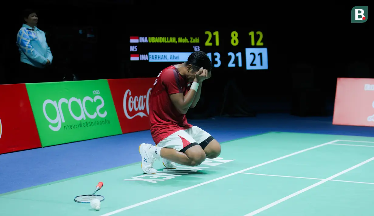 Tunggal putra Indonesia, Alwi Farhan, melakukan selebrasi setelah menaklukkan Moh. Zaki Ubaidillah pada laga final nomor tunggal putra SEA Games 2025 di Thammasat University Rangsit Campus, Pathum Thani hari Minggu (14/12/2025). (Bola.com/Bagaskara Lazuardi)