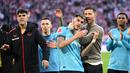 Pelatih Bayer Leverkusen, Xabi Alonso memeluk pemainnya Exequiel Palacios (tengah) setelah laga lanjutan Bundesliga melawan FC Cologne di Cologne, Jerman, 3 Maret 2024. (AFP/Ina Fassbender)