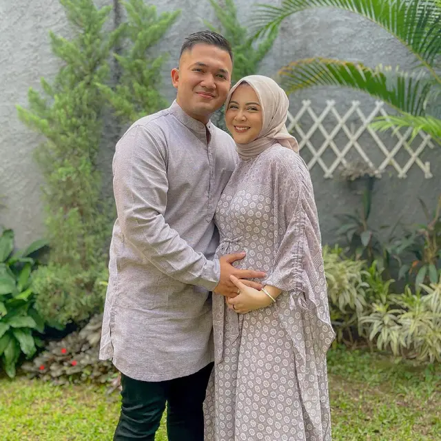 Hamil Anak Pertama, Ini 6 Momen Manis Kesha Ratuliu dan Suami