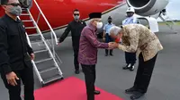 Gubernur Jateng Ganjar Pranowo menyambut kedatangan Wapres Ma'ruf Amin di Lanud Jenderal Besar Soedirman, Purbalingga, Jawa Tengah, Rabu (23/11/2022). Pada momen itu, Ganjar terlihat mencium tangan Ma'ruf Amin. (Foto: Setwapres)