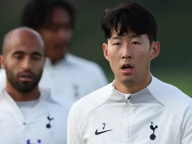 Striker Tottenham Hotspur, Son Heung-Min (kanan) mengambil bagian dalam sesi latihan tim di Tottenham Hotspur Football Club Training Ground di London utara pada 31 Oktober 2022. Tottenham akan bertanding melawan Marseille pada pertandingan lanjutan Grup D Liga Champions di Stade Velodrome pada Rabu, 2 November 2022, jam 03:00 WIB. (AFP/Adrian Dennis)