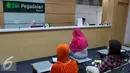 Warga saat menunggu transaksi di pegadaian di Jakarta, Rabu (29/6). Transaksi gadai di kalangan masyarakat diprediksi akan terus alami peningkatan selama bulan Ramadan hingga Juli. (Liputan6.com/Angga Yuniar)