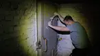 Warga setempat, Jacek (37), menutup pintu ke tempat perlindungan di ruang bawah tanah sebuah bangunan perumahan di Warsawa, Polandia, 19 Oktober 2022. Pertempuran di sekitar pembangkit listrik tenaga nuklir Ukraina dan ancaman Rusia untuk menggunakan senjata nuklir telah membangkitkan kembali ketakutan Eropa akan nuklir. (AP Photo/Michal Dyjuk)