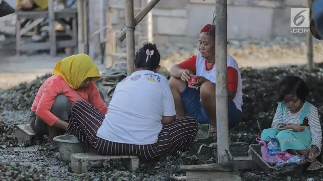 Potret Anak Pengupas Kerang yang Menemani Ibunya Bekerja