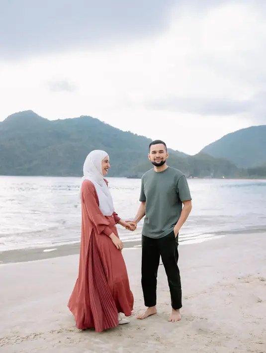 Tak hanya itu saja, Shireen Sungkar dan Teuku Wisnu terlihat menghabiskan waktu di Pantai Lampuuk. Keduanya juga tampak menjalani pemotretan bersama di pantai berpasir putih tersebut. (Liputan6.com/IG/@shireensungkar)