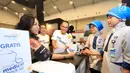 Direktur Utama Mandiri Inhealth Iwan Pasila (tengah) meninjau pemeriksaan kesehatan gratis di Mandiri Pekan Raya Indonesia 2017, ICE BSD, Sabtu (21/10). Mandiri Inhealth gencar mempromosikan pola hidup sehat sesuai dengan konsep promotif. (Liputan6.com)