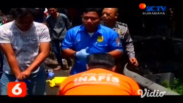 Seorang pria tanpa identitas ditemukan tewas dengan kondisi berlumuran darah di tepi jalan nasional Surabaya-Madiun, Jombang. Pria ini diduga kuat menjadi korban pembunuhan.