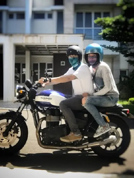 Pada hari Valentine, Dimas Anggara terlihat menghabiskan waktunya dengan Nadine. Pasangan ini tampak sedang menikmati perjalanan dengan motor. Mirip Dilan dan Milea ya. (Foto: instagram.com/dimsanggara)