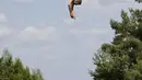 Peserta melakukan gaya bebas saat melompat ke dalam air pada kompetisi cliff diving di kawasan Bohemian, Republik Ceko, Jumat (31/7/2015). (REUTERS/David W Cerny) 