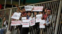 Para suporter memberikan dukungan kepada Timnas Indonesia U-16 sebelum dimulainya laga semifinal Piala AFF U-16 2022 antara Indonesia U-16 melawan Myanmar U-16 di Stadion Maguwoharjo, Sleman, Rabu (10/8/2022) malam WIB. (Bola.com/Bagaskara Lazuardi)