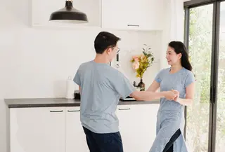 Peran dan rutinitas suami dalam mendukung ibu yang menyusui. (foto: tirachardz/freepik)