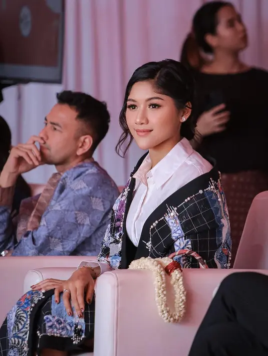 Terlihah lebih modern, Erina Gudono aplikasikan gaya updo dan curly bang [@erinagudono]