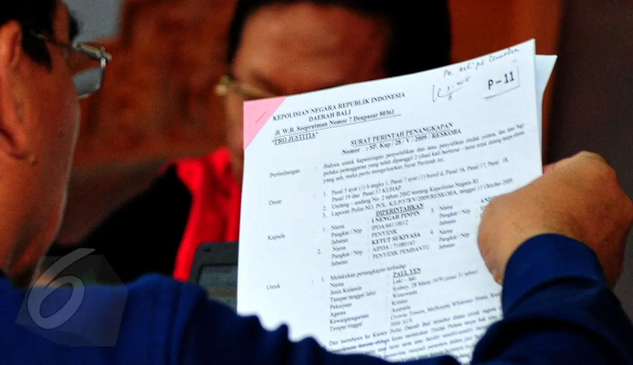 Bukti surat penangkapan yang diserahkan tim kuasa hukum Novel Baswedan kepada hakim saat sidang Praperdilan di PN Jakarta Selatan, Jumat (29/5/2015). Surat bukti tersebut membantah fitnah dari pihak Polri selaku Termohon. (Liputan6.com/Yoppy Renato)