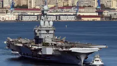 Kapal induk Perancis Charles -de - Gaulle meninggalkan pelabuhan Perancis selatan, Rabu (18/11/2015). Kapal Charles -de - Gaulle akan dikerahkan ke Mediterania timur untuk meningkatkan operasi di Suriah. (AFP PHOTO/BORIS HORVAT)