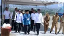 Presiden Joko Widodo meninjau proyek penyediaan hunian tetap bagi korban gempa di Kota Palu, Provinsi Sulawesi Tengah, Selasa (29/10/2019). Jokowi mengatakan perkembangan proyek tersebut agak terhambat karena masalah pembebasan lahan. (Liputan6.com/Biro Pers)