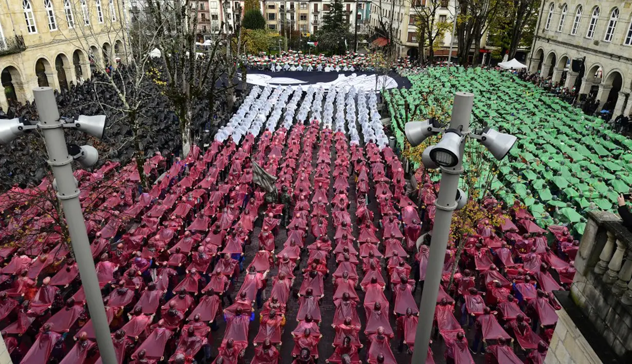 Serangan udara tersebut menyebabkan kehancuran yang luas dan banyak kematian warga sipil di Guernica. (ANDER GILLENEA/AFP)