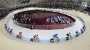 Pesepeda beradu cepat dalam laga balap sepeda Omnium Putra nomor Individual Pursuit 4.000 meter di Jakarta Internasional Velodrome, Kamis (30/8). Pesepeda Indonesia Nandra Eko Wayudi berhasil mencapai peringkat enam. (Merdeka.com/Imam Buchori)