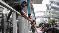 Peserta aksi yang tergabung dalam komunitas Spartan Nusantara membagikan bunga kepada Brimob di sekitar Gedung Bawaslu, Jakarta, Minggu (26/5/2019). Aksi tersebut sebagai bentuk terima kasih kepada TNI/Polri karena setia dan menjaga keamanan NKRI terkait sengketa pemilu. (Liputan6.com/Faizal Fanani)