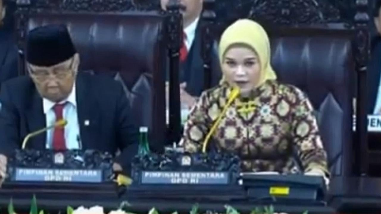 Anggota DPD termuda Jialyka Maharani (kanan).