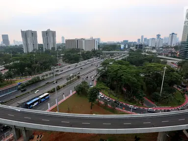 Pemandangan Simpang Susun Semanggi pada sore hari sebelum diresmikan Presiden Joko Widodo yang bertepatan dengan Hari Ulang Tahun ke-72 Kemerdekaan Republik Indonesia (17/08) (Liputan6.com/Johan Tallo)