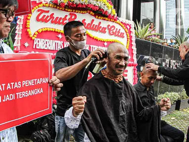 Mantan Ketua KPK Abraham Samad (kiri) melakukan aksi cukur rambut saat aksi bersama di Gedung Merah Putih KPK, Jakarta, Kamis (23/11/2023). (Liputan6.com/Faizal Fanani)