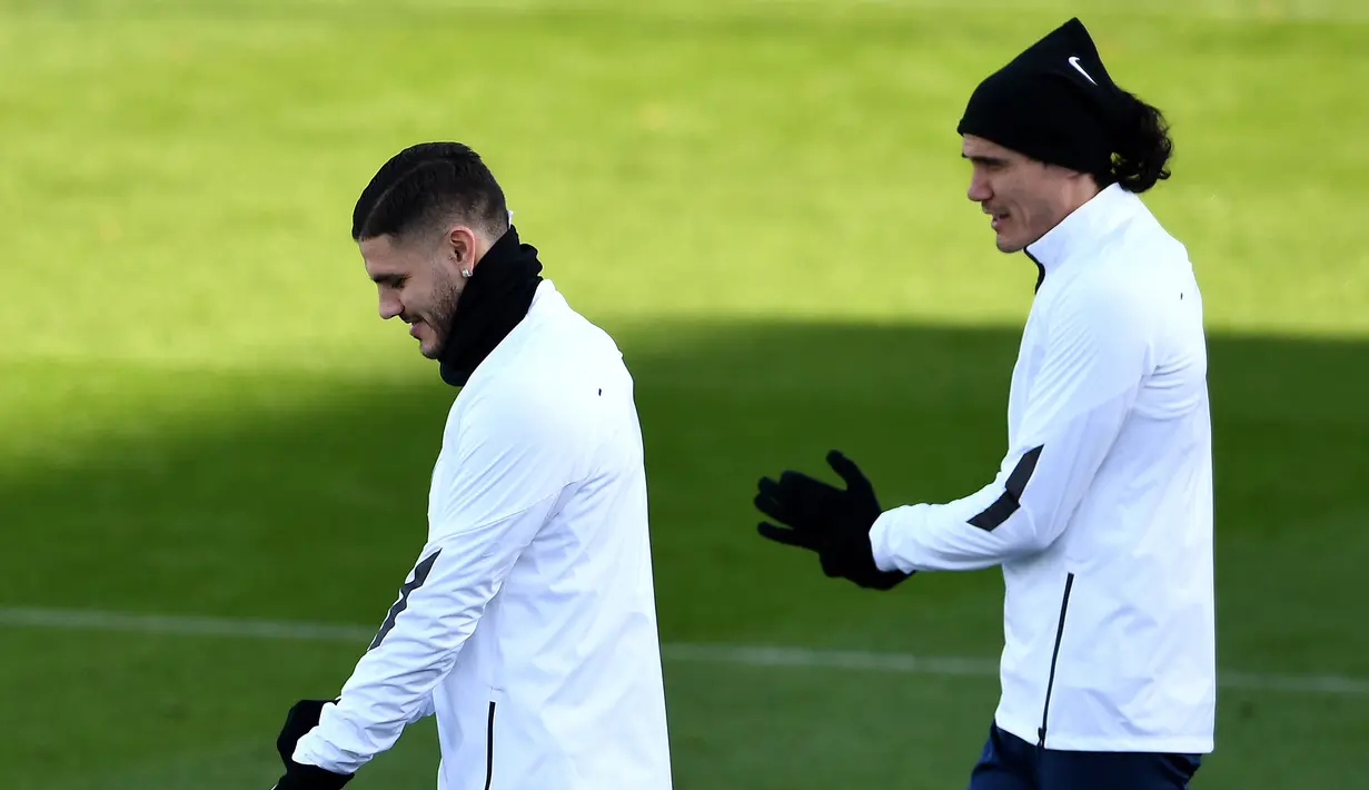 Penyerang Paris Saint-Germain (PSG), Mauro Icardi (kiri) dan Edinson Cavani  mengikuti sesi latihan tim di Saint-Germain-en-Laye (10/12/2019). PSG akan bertanding melawan wakil Turki, Galatasaray pada Grup A Liga Champions di Parc des Princes. (AFP/Franck Fife)
