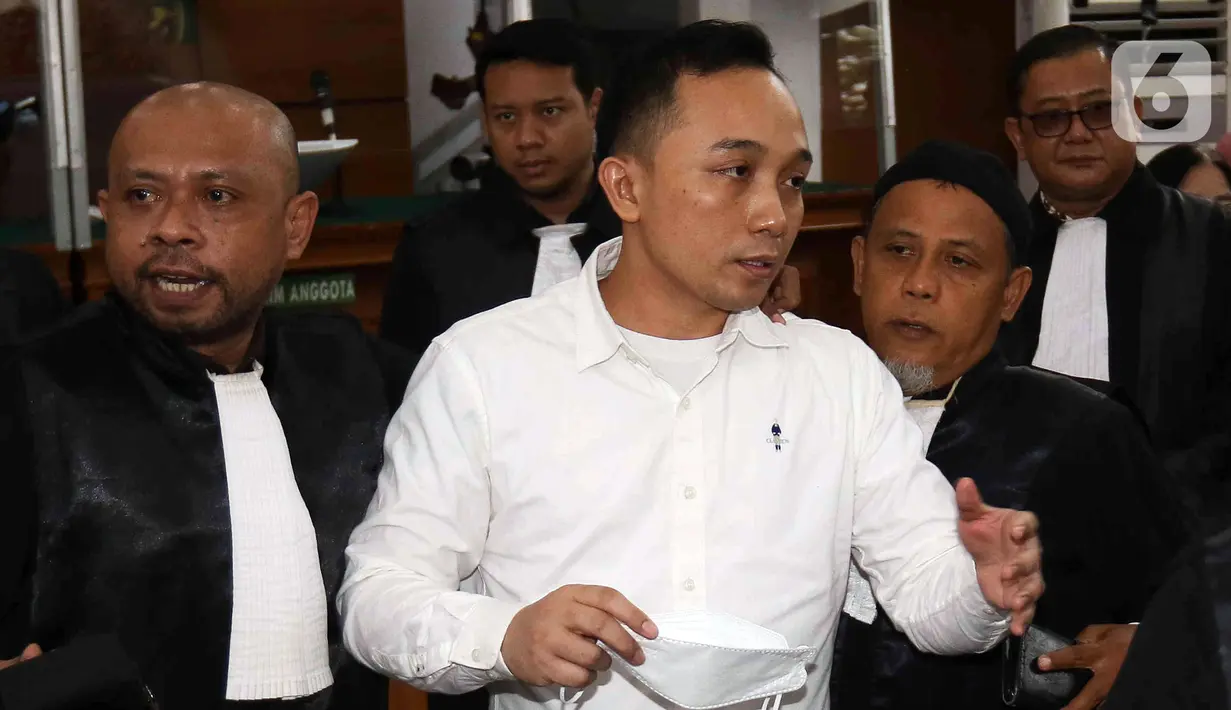 Terdakwa kasus pembunuhan Nofriansyah Yosua Hutabarat atau Brigadir J, Ricky Rizal usai menjalani sidang vonis di Pengadilan Negeri Jakarta Selatan, Selasa (14/2/2023). Majelis hakim menjatuhkan vonis 13 tahun penjara kepada Ricky Rizal. (Liputan6.com/Herman Zakharia)