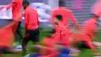 Foto yang diambil dengan efek rana lambat menunjukkan para pemain Atletico Madrid mengikuti sesi latihan di Madrid pada 22 Februari 2022. Atletico Madrid bakal bertemu Manchester United di leg pertama babak 16 besar Liga Champions, Kamis dini hari WIB 24 Februari 2022. (OSCAR DEL POZO/AFP)