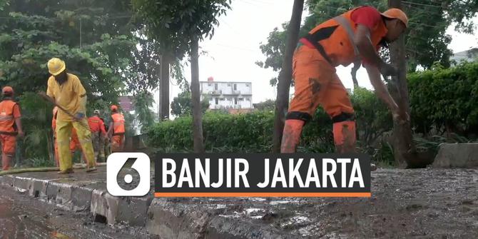VIDEO: Banjir Jakarta, Petugas Bersihkan Lumpur di Jalan Raya