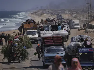 Pengungsi Palestina bergerak meninggalkan bagian utara dengan membawa barang-barang mereka sepanjang jalan pesisir menuju selatan Gaza, Selasa 9 September 2025. (AP Photo/Jehad Alshrafi)