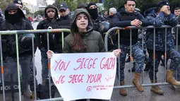 Pasukan keamanan Lebanon menutup jalan menuju kedutaan besar Mesir di Beirut dalam sebuah protes menentang penutupan perbatasan Rafah antara Mesir dan Jalur Gaza, pada 19 Februari 2024. (ANWAR AMRO/AFP)