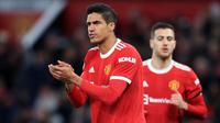 Raphael Varane merupakan pemain yang baru didatangkan MU pada musim ini. Penampilannya cukup stabil di saat rekan duetnya Harry Maguire tampil buruk di jantung pertahanan. Ia mampu tampil cukup stabil meski sempat diganggu cedera pada awal musim. (AFP/Lindsey Parnaby)