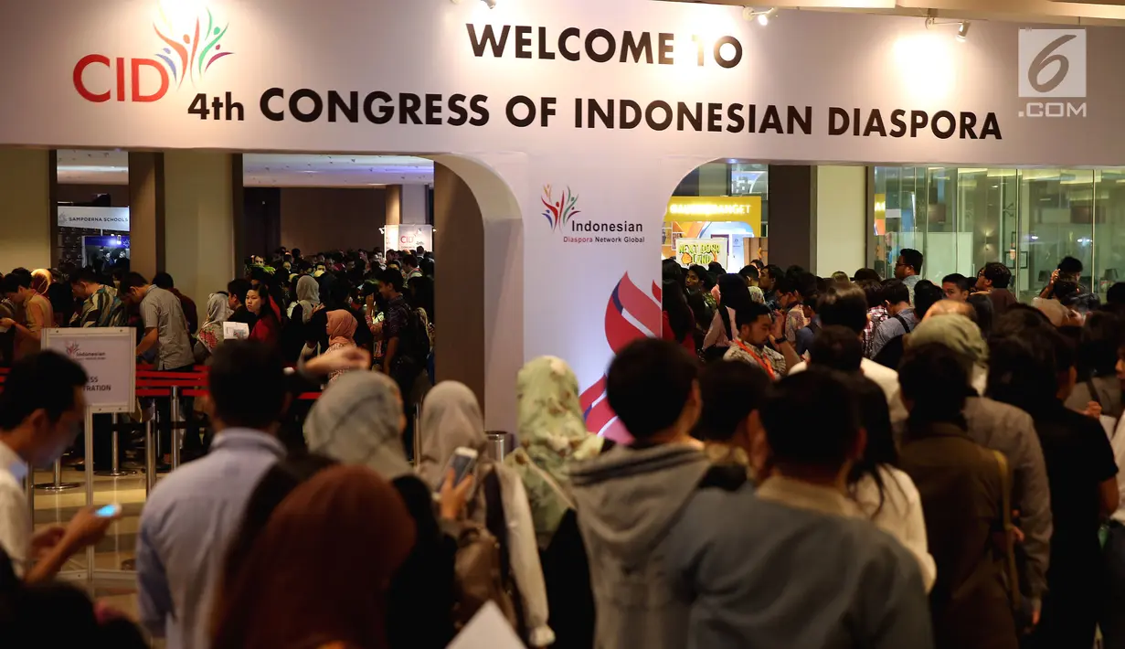 Ribuan orang memadati lokasi untuk mengikuti acara 4th Congress of Indonesian Diaspora di Kota Kasablanka, Jakarta, Sabtu (1/7). Acara kongres tersebut juga dihadiri oleh Presiden Amerika ke 44 Barack Obama. (Liputan6.com/Johan Tallo)