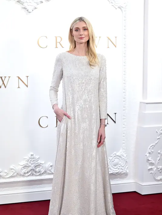 Terbaru, Elizabeth Debicki terlihat glamor dengan gaun dari Dior di premiere serial The Crown. Ia mengenakan gaun panjang Dior Haute Couture Fall/Winter 2023-2024 bebahan krep georgette kapur yang disulam dengan payet mikro. [Dior]