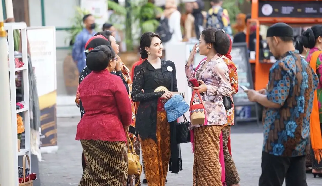 Bintang film Musik untuk Cinta begitu bahagia bertemu dengan Ketua Dekranasda se-Indonesia dan perempuan-perempuan dari berbagai lapisan masyarakat. (Foto: Instagram/@arumibachsin_94)