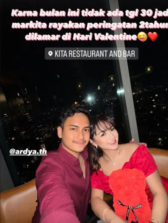 Selalu romantis meski sudah menikah, Nanda Arsyinta dan Ardya Tridwantoro selalu merayakan momen tanggal 30. Pasalnya tanggal 30 merupakan tanggal jadian dan tanggal pernikahan Nanda dan Ardya. Lantaran bulan Februari tidak ada tanggal 30, pasangan ini pun merayakannya bersamaan dengan Hari Valentine. Setiap bulannya, Ardya selalu memberikan bunga untuk Nanda, untuk kali ini, Ardya memberikan bunga teddy bear yang unik. (Liputan6.com/IG/@nandaarsynt)
