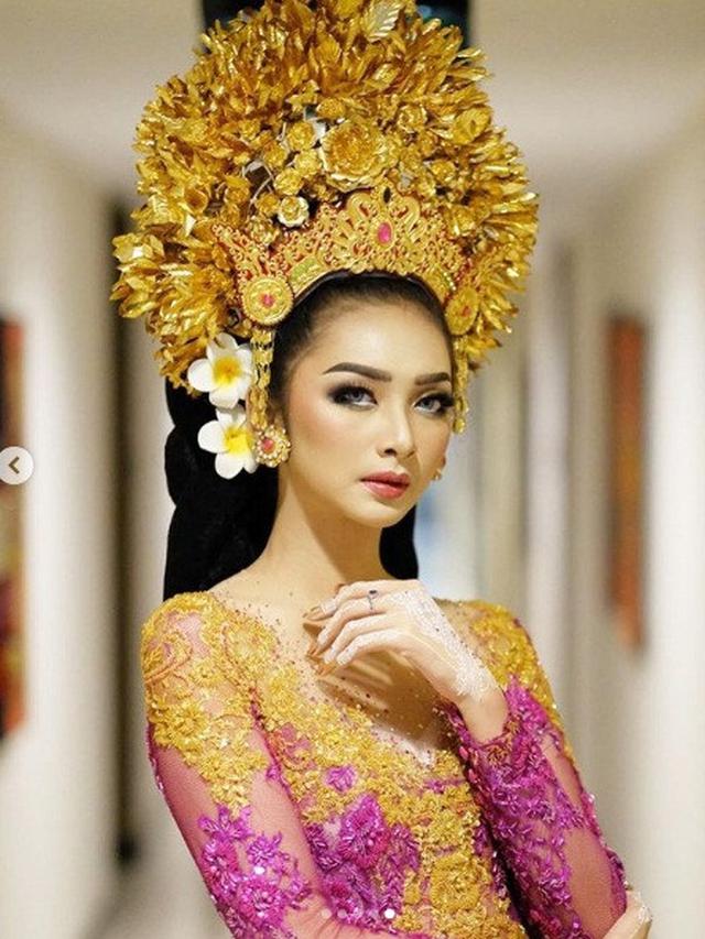 7 Pesona Bella Putri Ekasandra saat Menggunakan Kebaya, Menawan