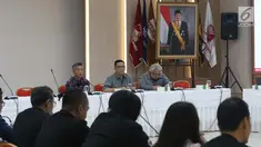 Komisioner KPU, Wahyu Setiawan (kiri) memimpin rapat persiapan debat ke-3 dan ke-4 Capres/Cawapres Pemilu 2019 di Gedung KPU, Jakarta, Selasa (26/2). Rapat berlangsung tertutup dan dihadiri kedua tim pemenangan paslon. (Liputan6.com/Helmi Fithriansyah)