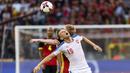 Pemain Belgia, Kevin De Bruyne (belakang) berduel dengan pemain Republik Ceko, Ladislav Krejci pada laga persahabatan di King Baudouin stadium, Brussels, (5/6/2017). (AP/Geert Vanden Wijngaert)