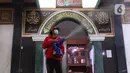 Petugas PMI Kota Tangerang melakukan penyenprotan disinfektan di area masjid Al Hidayah Cipondoh, Tangerang, Banten, Jumat (1/4/2022). Penyemprotan tersebut dilakukan untuk mengantisipasi penyebran covid 19 selama bulan Ramadhan. (Liputan6.com/Angga Yuniar)