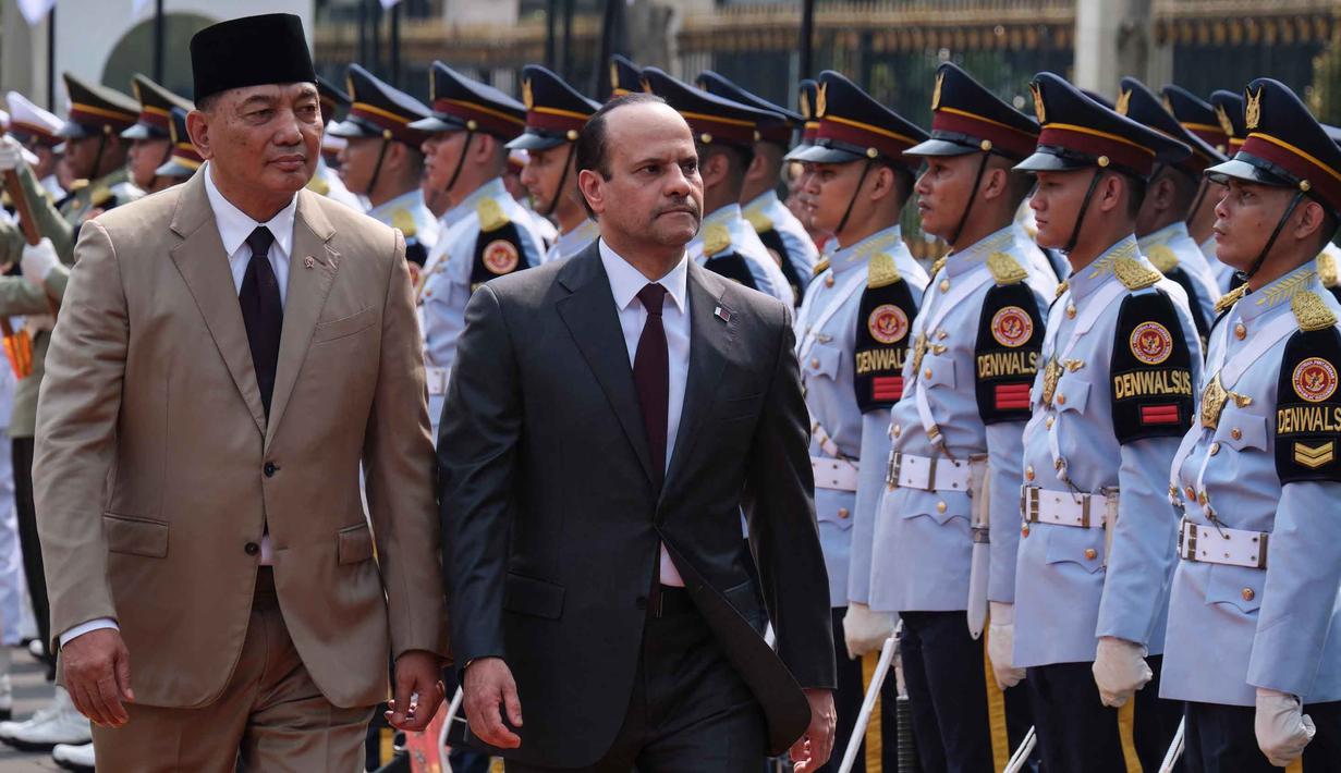 Menteri Pertahanan Republik Indonesia, Sjafrie Sjamsoeddin (kiri) dan Menteri Pertahanan Qatar Sheikh Saoud bin Abdulrahman Al Thani (tengah) memeriksa barisan kehormatan sebelum pertemuan mereka di Kementerian Pertahanan, Jakarta, Selasa 2 Juni 2026. (BAY ISMOYO/AFP)