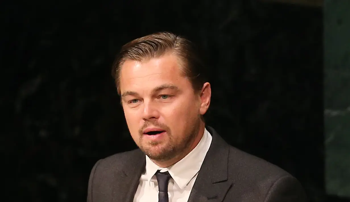 "Leo kembali menggoda Kendall, ia tak berhenti menatap mata Kendall, mungkin dirinya tertarik dengan pesonanya," tutur sumber kepada Aceshowbiz. (AFP/Bintang.com)