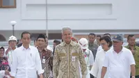 Presiden Joko Widodo (tengah) didampingi Menteri PUPR Basuki Hadimuljono (kanan) dan Gubernur Jawa Tengah Ganjar Pranowo saat meninjau pembangunan Pasar Johar Semarang, Senin (30/12/2019). Jokowi meninjau pembangunan fasilitas sarana-prasarana di Pasar Johar Semarang. (Liputan6.com/Gholib)