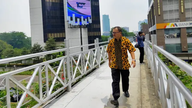 Warga melintas di JPO Jalan Sudirman yang terbuka, Rabu (6/11/2019).