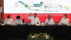 Ketua Dewan Pegawas KPK Tumpak Hatorangan Panggabean (tengah) bersama para anggota Syamsuddin Haris, Harjono, Albertina Ho dan Indriyanto Seno menyampaikan konferensi pers di Gedung ACLC KPK, Jakarta, Senin (9/1/2022). Keterangan pers tersebut terkait laporan akhir tahun Dewan Pengawas (Dewas) Komisi Pemberantasan Korupsi (KPK). (Liputan6.com/Johan Tallo)