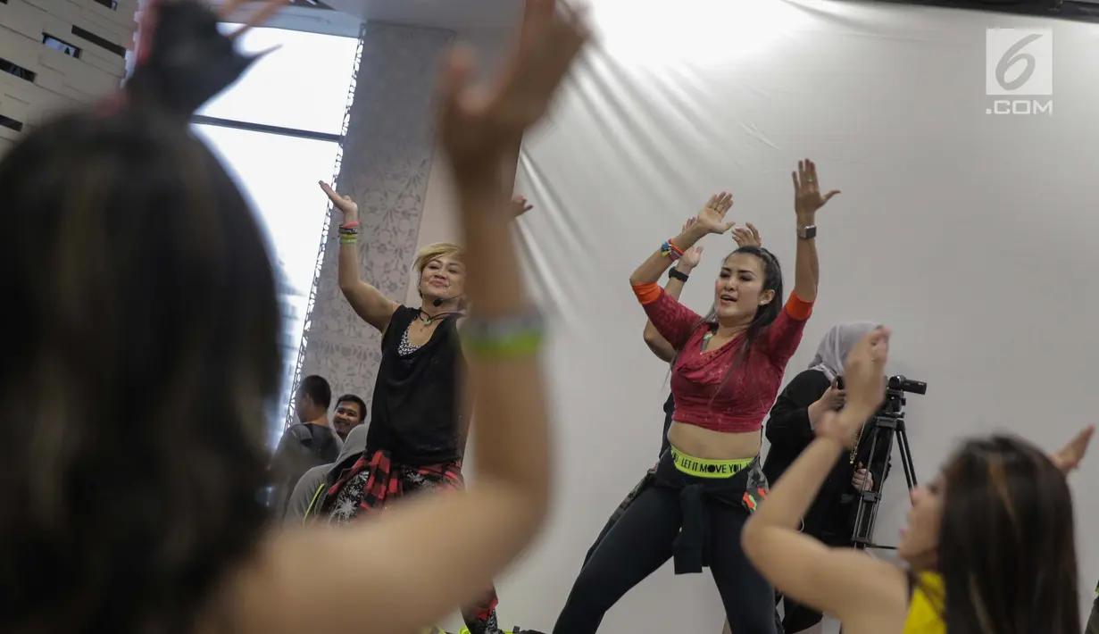Penyanyi yang juga instruktur senam aerobik, Liza Natalia lakukan gerakan olahraga saat menjadi instruktur dalam acara Zumba Party dikawasan Jakarta, Selasa (30/1). (Liputan6.com/Faizal Fanani)