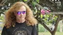 Personil Megadeth, Dave Ellefson berjalan bersiap jumpa pers di Yogyakarta, Jumat (26/10). Grup yang telah melahirkan 15 album studio ini, tahu aksi-aksi mereka sudah ditunggu fans di gelaran Jogjarockarta 2018. (Liputan6.com/Bambang E.Ros)